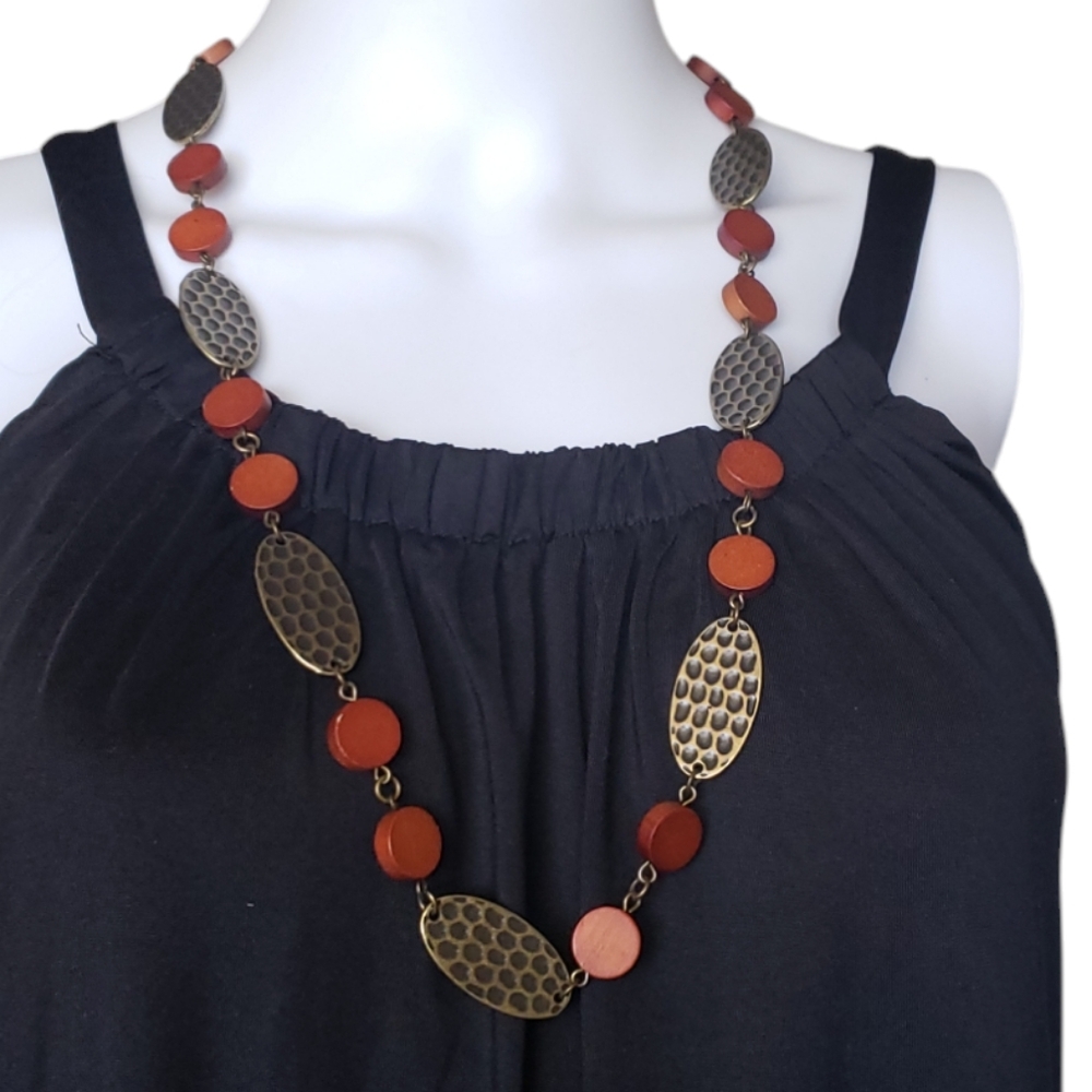 Antique Long Necklace in Bronze Metal and Reddish Brown Wooden Circles 🟤 .
